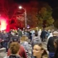 Novi incidenti ispred Skupštine: "Ćaci" gađali narod bakljama i topovskim udarima, građani probali da provale u "Ćacilend"
