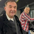 Mitar Mirić sa kolegom stigao iz Švajcarske: Pevač nasmejan komentarisao kako ide posao "Za kajle bato"