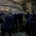 Izbili sukobi demonstranata i policije Bacali brašno ispred kancelarije Edija Rame u Tirani: "Vlada nam je zarobljena u drogi!"…