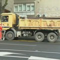 Akrobacije građana dok idu Takovskom ulicom: Produžen rok za radove - kolovoz gotov, a trotoari stoje raskopani