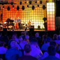 Džez osvojio Centar Novog Sada: Publika uživa u poslednjoj večeri festivala pod otvorenim nebom (video)