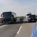 VIDEO Zapalio se autobus na mostu kod Beške, saobraćaj usporen