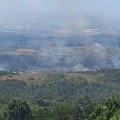 Vatra zahvatila obradive površine i voćnjake kod Leskovca, požar za sada pod kontrolom – VIDEO