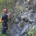 Sprečeno širenje vatre: Požar na Stolovima pod kontrolom vatrogasaca