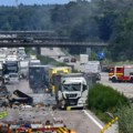 Eksplozija na autoputu u Nemačkoj, ima mrtvih: Sudarilo se 5 kamiona, jedan prevozio opasne materije, svi beže