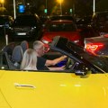 Saša Popović u besnoj žutoj mašini stigao na punoletstvo Pejovićeve ćerke: Sve oči uprte u tablice automobila