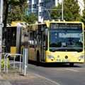 Berlin: Oko 40 ljudi podiglo autobus da oslobodi mladića zarobljenog ispod točka