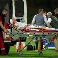FOTO Uznemirujuće: Jeziv sudar glava na meču Čukarički – Vojvodina: Jedan igrač hitno transportovan u bolnicu, ostali se…