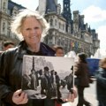 Poljubac koji je obišao planetu: Devojka sa čuvene fotografije Roberta Doanoa preminula u 94. godini (video)