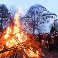 Paljenje badnjaka ispred hramova širom Srbije: Pravoslavni vernici obeležavaju Badnje veče, patrijarh na KiM