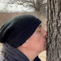 (Video) Keba ljubi drvo i spaja se sa prirodom: Hit snimak našeg pevača kruži mrežama: "Brate, brineš me"