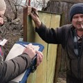 Русија и Украјина: У окупираним украјинским регионима, наоружани људи доносе гласачке кутије на врата за руске изборе