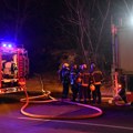 Požar u Vinči: Gori napuštena kuća, vatrogasne ekipe i policija na terenu