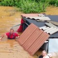 Sve za krznene prijatelje Devojka se bacila u bujicu da bi spasila svoje pse (video)