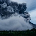 Eruptirao vulkan Ebeko, stub pepela visok 2,5 kilometara