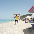 Zbog onog što je radio na plaži, svi misle da je Srbin Fotografija ''paradajz'' turiste zapalila region, bukti rasprava na…
