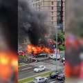 Gori automobil na Novom Beogradu: Buknula ogromna vatra, dim se nadvio nad naseljem (video)