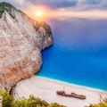 Skrivena plaža je jedna od najpopularnijih i najslikanjih u Grčkoj Olupina nasukanog broda krije posebnu tajnu - ljudi…