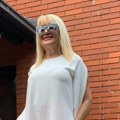 U ovoj kući na bežaniji živi goca Lazarević! Evo zašto pevačica često upozorava decu: ''Blizu je groblje'' (foto)