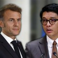 Makron spasao predsednika od pučista? Mediji tvrde da je lider Madagaskara pobegao francuskim vojnim avionom, šef Jelisejske…