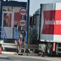 Bez gužvi na autoputevima, višesatna čekanja kamiona na granicama