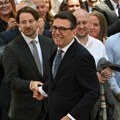 Ово су први задаци новог премијера Британије: Двојица министара већ поднела оставке, Бернам у првом говору поменуо Трампа и…