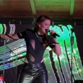 Kožni stajling i majica za koju je potrebna smelost: Milica Pavlović zablistala u moćnom izdanju na nastupu