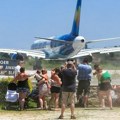 Avion oduvao Italijanku na Skijatosu: Turistkinja teško povređena, odbacio je snažan mlaz iz motora