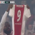 (VIDEO) Dao gol pa ga posvetio povređenom saigraču