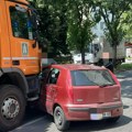 Udes u Kragujevcu: Usporen saobraćaj kod Tehničke škole. Sudar putarskog kamiona i Punta.