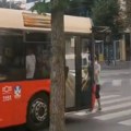 Beograđani u čudu posmatrali šta se dešava: Muškarac korača unazad priljubljen uz bus, a vozač ne staje (VIDEO)