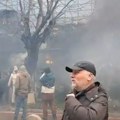 Haos tokom protesta u Prištini: Veterani OVK neće Specijalni sud - aktivirane dimne bombe, bačen suzavac (video)