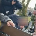 Šokantan snimak iz Slavonskog Broda: Šmrkao kokain u bašti kafića usred bela dana (video)