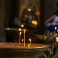 Oko jedne stvari se vernici večito ''lome''! Sveštenik rešio dilemu, evo u čemu je simbolika paljenja sveća u crkvi!