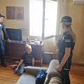 Žena na kolenima dok su je izvršiteljka i policija primoravali da se iseli: Porodica Vuksanović iseljena iz kuće u Beogradu…