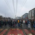 Prekršajna prijava nasilniku sa blokade: Krenuo palicom na demonstrante na Novom Beogradu