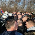 Policija zaustavila poljoprivrednike i demonstrante na putu ka Novom Sadu