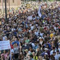 Protest studenata i sindikata u Beogradu: Okupljeni ispred Vlade Srbije predaju zahteve za izmenu radnog zakonodavstva