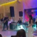 (Video) Mlada izvadila pištolj, pa krenula da rešeta! Šok na svadbi, internet bruji o nesvakidašnjem trenutku proslave na…