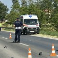Troje povređeno u saobraćajnoj nezgodi u mestu Lešnica kod Loznice Auto probio ogradu i završio u kanalu