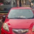Nepropisno parkirano vozilo razbesnelo prolaznike Kada su videli ko sedi za volanom, umalo se onesvestili od šoka! (video)