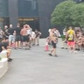 Snimak sa lica mesta! Policija opkolila poljske huligane - divljali po Beogradu, pa "saterani u ćošak"