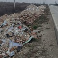 Kamioni zatrpavaju put ka Vučju: divlje deponije niču, vlast ćuti