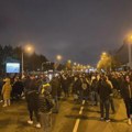Protesti u više gradova Srbije zbog napada na demonstrante u Novom Sadu, kod Ušća bačena pirotehnička sredstva
