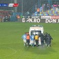 (FOTO) Bizarna slika iz Rumunije: Igrači gurali kola Hitne pomoći