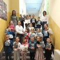 ,,Znanjem do zvezda” – slikovnica puna školskih priča (foto)
