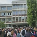 VIDEO Burno na protestu za spas Jovine gimnazije: Direktor zaključao đake u školi, okupljeni roditelji mu skandiraju "Ostavka…