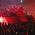 VIDEO Ludilo na ulicama Atine: Navijači Olimpijakosa slavili titulu sa igračima