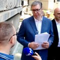 Vučić razgovarao sa radnicima GSP-a koji su protestovali ispred Predsedništva