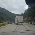 Vozači oprez! Udes u Mokroj Gori pre tunela: Na licu mesta policija i hitna (video)
